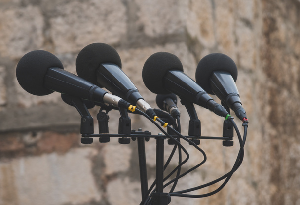 Microphones préparés pour la conférence de presse dans la rue
. - Photo, image