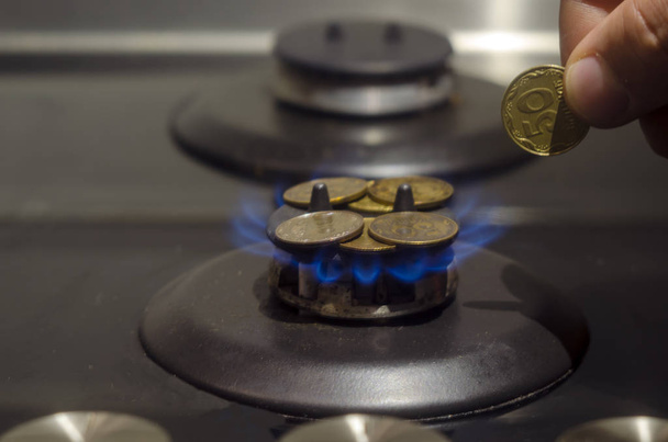 ガス、コンセプト危機のコストです。ガスコンロの炎のコインを。メタンのコスト。高価なガス コイン - 写真・画像