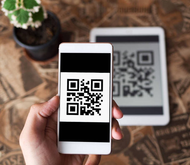Operación de pago con código de barras usando smartphone y tablet
 - Foto, imagen