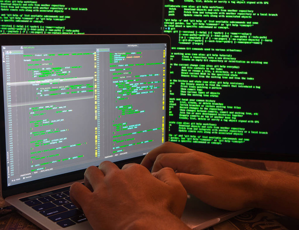 Hacker zoekt backdoors en exploitatie van de kwetsbaarheid. Man op codering. Handen te typen - Foto, afbeelding