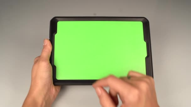 Una mujer sostiene una tableta PC con una pantalla verde para su propio contenido personalizado
. - Metraje, vídeo