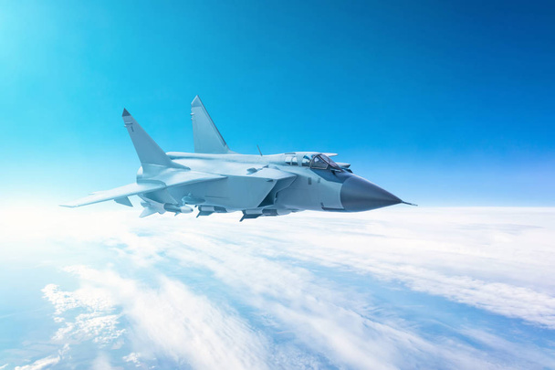 Μαχητικό αεροσκάφος πετώντας με φόντο έναν γαλάζιο ουρανό - Φωτογραφία, εικόνα