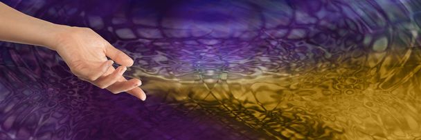 Alchimista Trasformare viola in oro - mano femminile che sembra cambiare l'energia viola in oro con spazio copia
 - Foto, immagini