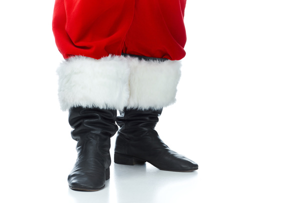 обрезанный вид Санта-Клауса, позирующего в сапогах изолированных на белом
 - Фото, изображение