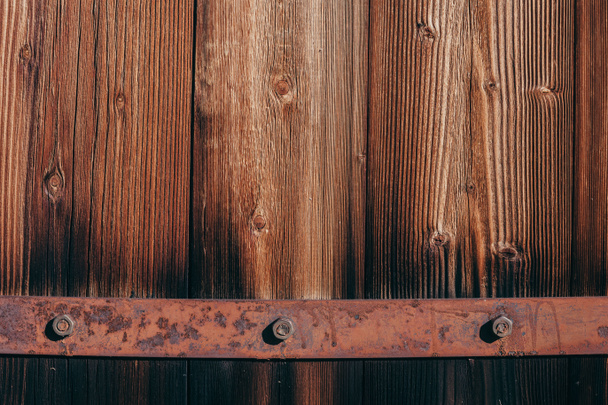 γκρο πλαν βολή από ξύλινες σανίδες και σκουριασμένο διαμόρφωσης μετάλλων για το φόντο - Φωτογραφία, εικόνα