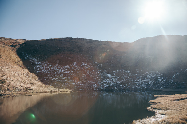 kaunis Nesamovyte järvi Karpaattien vuoristossa, Ukraina
 - Valokuva, kuva