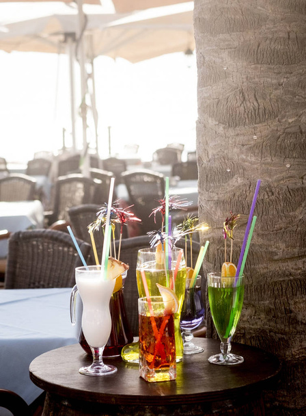 gemengde cocktails getoond en blootgesteld aan een bar van een outdoor bar restaurant zonder dat mensen zitten en kopen - Foto, afbeelding
