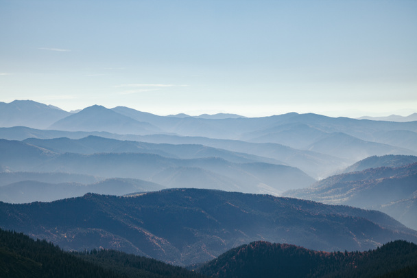 Luftaufnahme der malerischen nebligen Berglandschaft, Karpaten, Ukraine - Foto, Bild