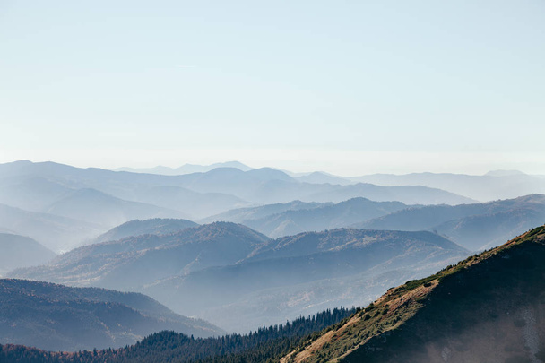 antenni näkymä kaunis hämärä vuoret maisema, Karpaatit, Ukraina
 - Valokuva, kuva