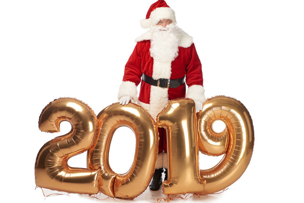 Santa claus pózuje s nový rok 2019 zlaté balónky izolované na bílém - Fotografie, Obrázek