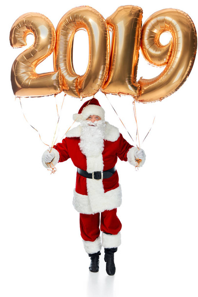 Santa claus drží nový rok 2019 zlaté balónky izolované na bílém  - Fotografie, Obrázek