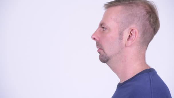 Visão de perfil de tiro na cabeça de homem loiro
 - Filmagem, Vídeo