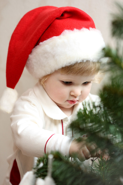 Baby girl decorate the Christmas tree - Foto, Imagem