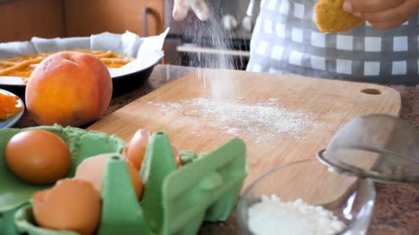 La actividad de hornear en casa con cerca de las manos de la mujer esposa preparando un pastel natural sabroso y saludable con farina y huevos más melocotón  - Imágenes, Vídeo