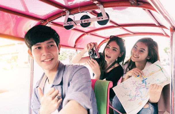 Les jeunes voyageurs voyagent en voiture à trois roues appelant Tuk Tuk en Thaïlande
 - Photo, image