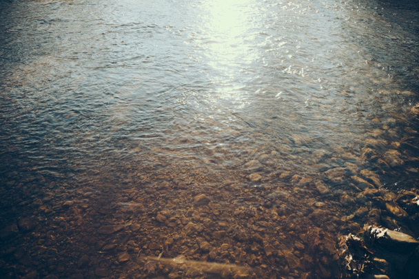 lähikuva kaunis läpinäkyvä vesi vuoristo joki, Karpaatit, Ukraina
 - Valokuva, kuva