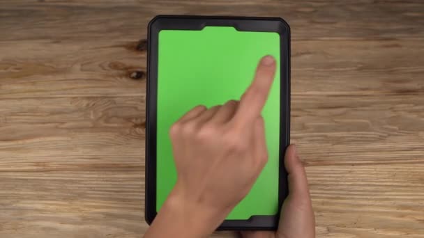 Egy nő tart egy tabletta Pc-val egy zöld képernyőt, a saját egyéni tartalom. - Felvétel, videó