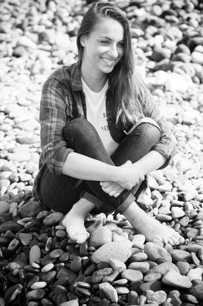 ritratto in bianco e nero di una giovane donna caucasica sedersi e sorridere - Foto, immagini