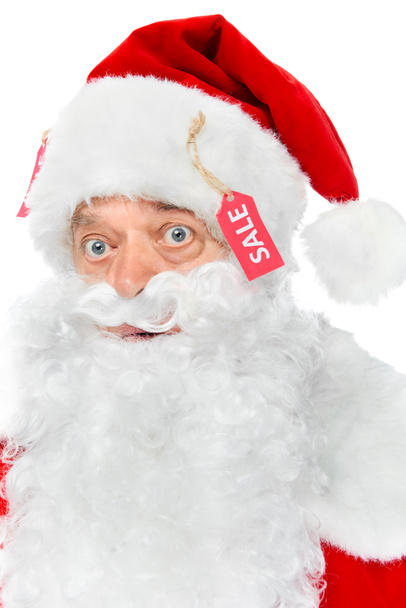 бородатый Санта-Клаус в красной шляпе с бирками продажи изолированы на белом
 - Фото, изображение