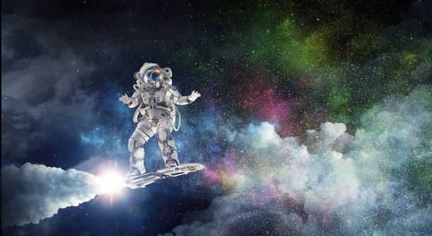 Homme de l'espace à bord. Techniques mixtes
 - Photo, image
