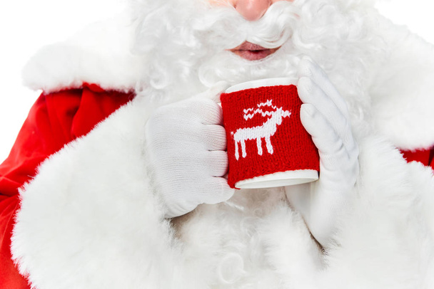 rajattu näkymä joulupukki valkoinen parta puhaltaa kuumaa juomaa cup eristetty valkoinen
 - Valokuva, kuva