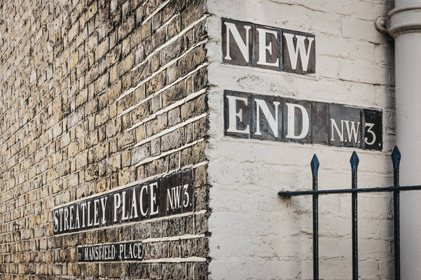 Sinal de nome de rua em um lado do edifício na esquina da New End com Streatley Place, Hampstead, Londres, Reino Unido
. - Foto, Imagem