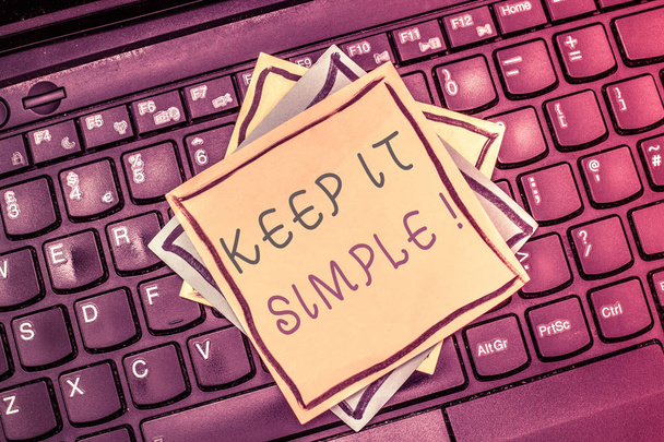 Signe texte montrant Keep It Simple. Photo conceptuelle Rester à l'endroit ou la position simple pas compliqué
 - Photo, image