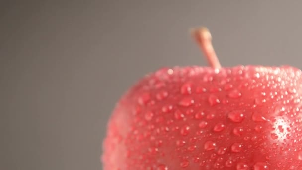περιστρεφόμενο κόκκινο μήλο - γερανός κάτω - Πλάνα, βίντεο