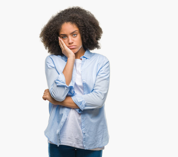 分離背景考えて見る若いアフロ ・ アメリカ人女性の疲れや組んだ腕のうつ病問題で退屈. - 写真・画像