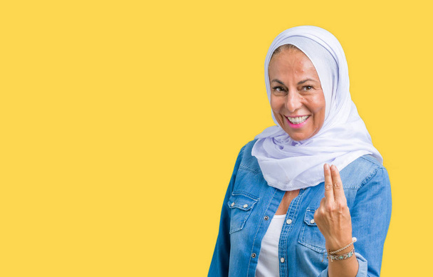 Medioevo arabo orientale donna indossa hijab arabo su sfondo isolato Beckoning venire qui gesto con mano invitante felice e sorridente
 - Foto, immagini