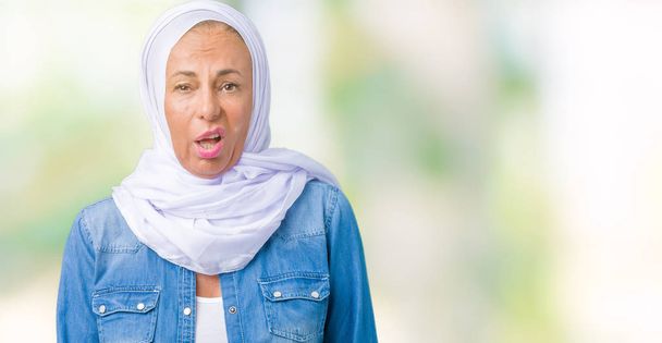 Şüpheci ve alaycı, orta yaş Doğu Arap kadın şok karşısında izole arka plan üzerinde Arap hijab giyen açık ağız ile şaşırttı - Fotoğraf, Görsel