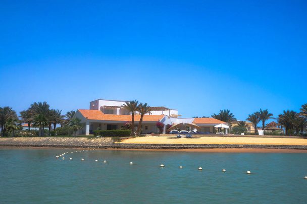 Prachtig uitzicht op de kustlijn met huizen en hotels op de rode zee. Toeristische regio in Egypte. Hurghada en haar tradities. Stockfoto voor ontwerp - Foto, afbeelding