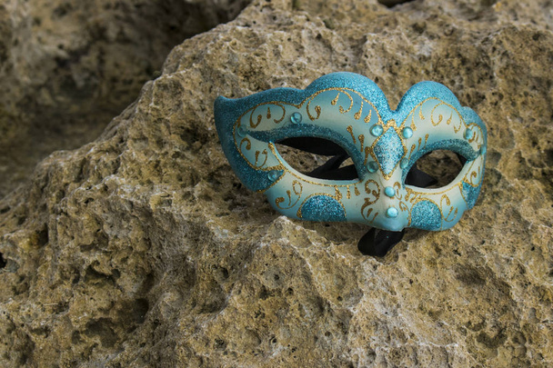 azul brilho mascarada máscara de festa na praia
  - Foto, Imagem