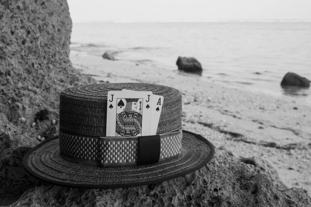 boater brązowy kapelusz z kart black Jacka na plaży - Zdjęcie, obraz