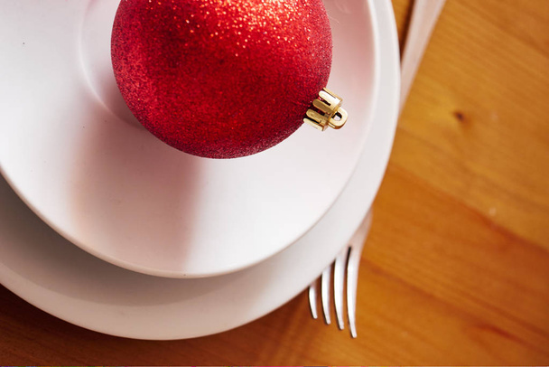 Christmas tree toy on a plate. Festive meal. - Φωτογραφία, εικόνα