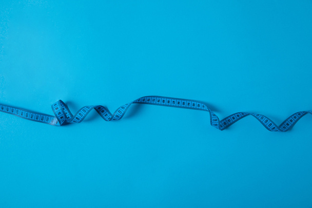 vista elevada de cinta métrica aislada en azul, concepto minimalista
  - Foto, Imagen