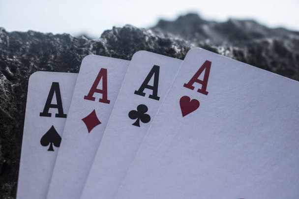 τέσσερα από ένα είδος άσος πόκερ κάρτα gamble παραλία θέμα - Φωτογραφία, εικόνα