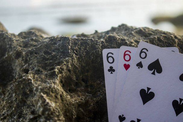 πόκερ κάρτα gamble θέμα τρία από ένα είδος τριπλό έξι - Φωτογραφία, εικόνα