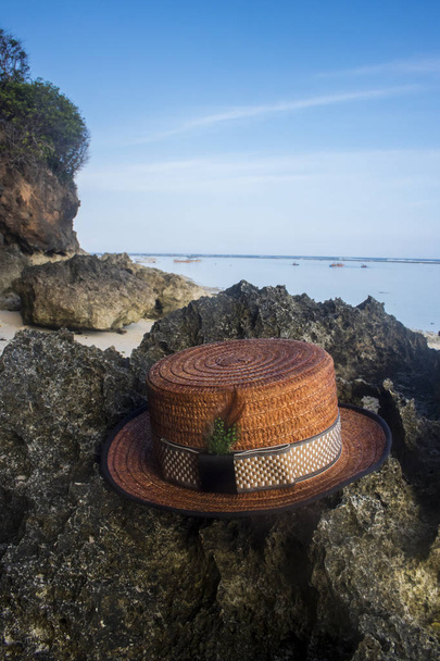 boater καπέλο στον ύφαλο παραλία καλοκαιρινές διακοπές θέμα - Φωτογραφία, εικόνα