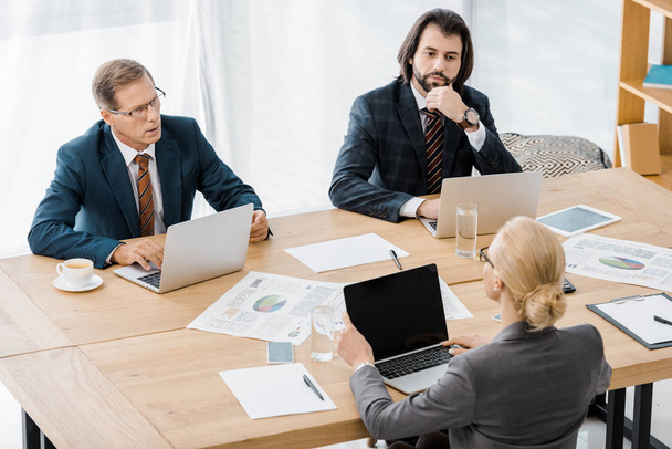 Geschäftsleute sitzen am Tisch und diskutieren im Büro  - Foto, Bild