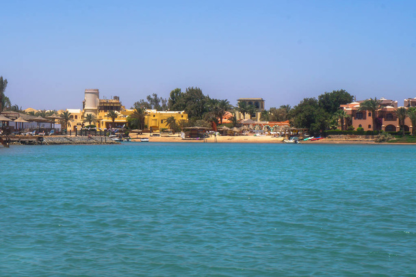 Όμορφη θέα της ακτογραμμής με σπίτια και ξενοδοχεία στην Ερυθρά θάλασσα. Τουριστική περιοχή στην Αίγυπτο. Χουργκάντα και τις παραδόσεις. Φωτογραφία απόθεμα για το σχεδιασμό - Φωτογραφία, εικόνα