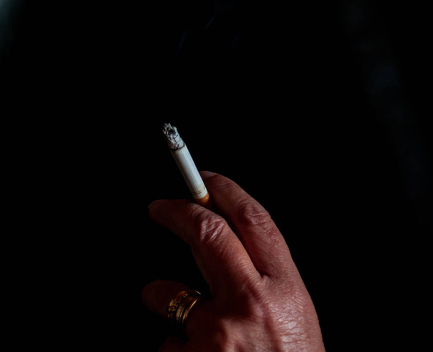 A kéz, egy nő a cigaretta a dohányzás - Fotó, kép