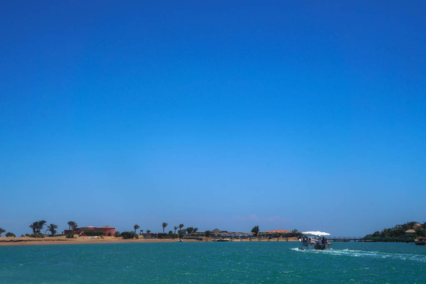 Bela vista da costa com casas e hotéis no mar vermelho. Região turística no Egito. Hurghada e suas tradições. Foto stock para design
 - Foto, Imagem