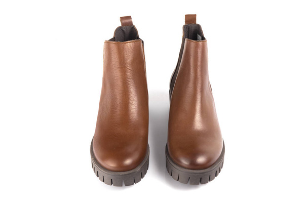Женский коричневый ботинок на белом фоне, Изолированный продукт, удобная обувь
. - Фото, изображение