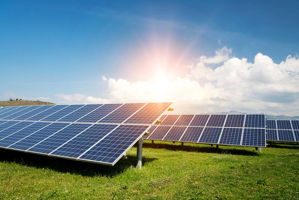 太陽光パネル、太陽光発電、代替電源-持続可能な資源の概念 - 写真・画像