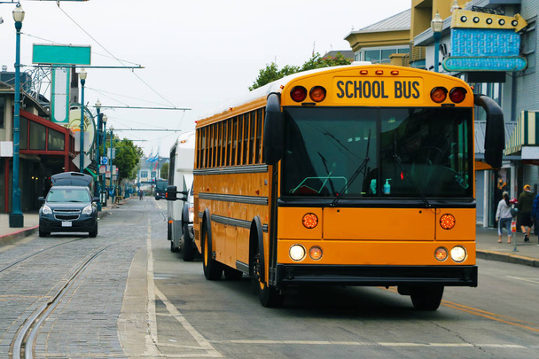 Hermoso autobús escolar en primer plano en un día nublado
. - Foto, Imagen