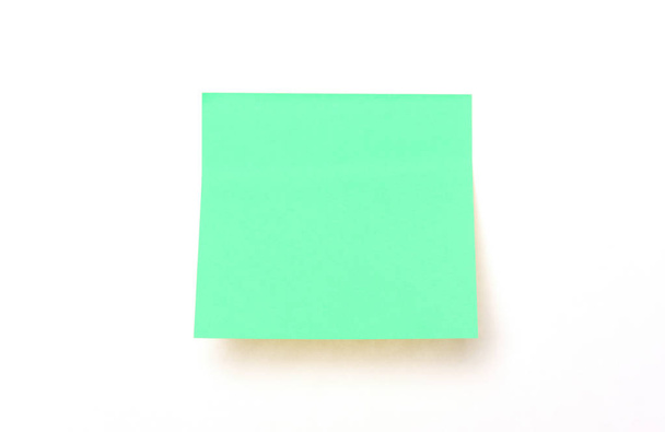 Nota adhesiva verde aislada sobre un fondo blanco - Foto, imagen