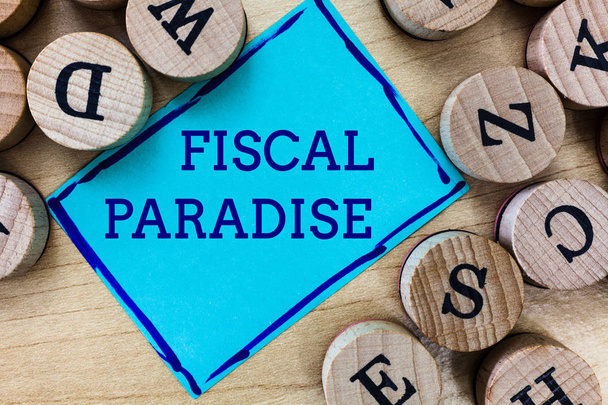Tekst do pisania słów Fiscal Paradise. Koncepcja biznesowa dla marnotrawstwa pieniędzy publicznych jest wielkim problemem - Zdjęcie, obraz