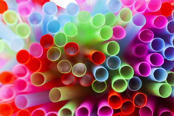 Абстрактная композиция разноцветных пластиковых соломинок сверху
 - Фото, изображение