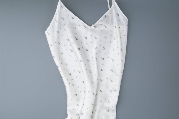 camicia da notte femminile classica su sfondo grigio, isolata, vista dall'alto
 - Foto, immagini